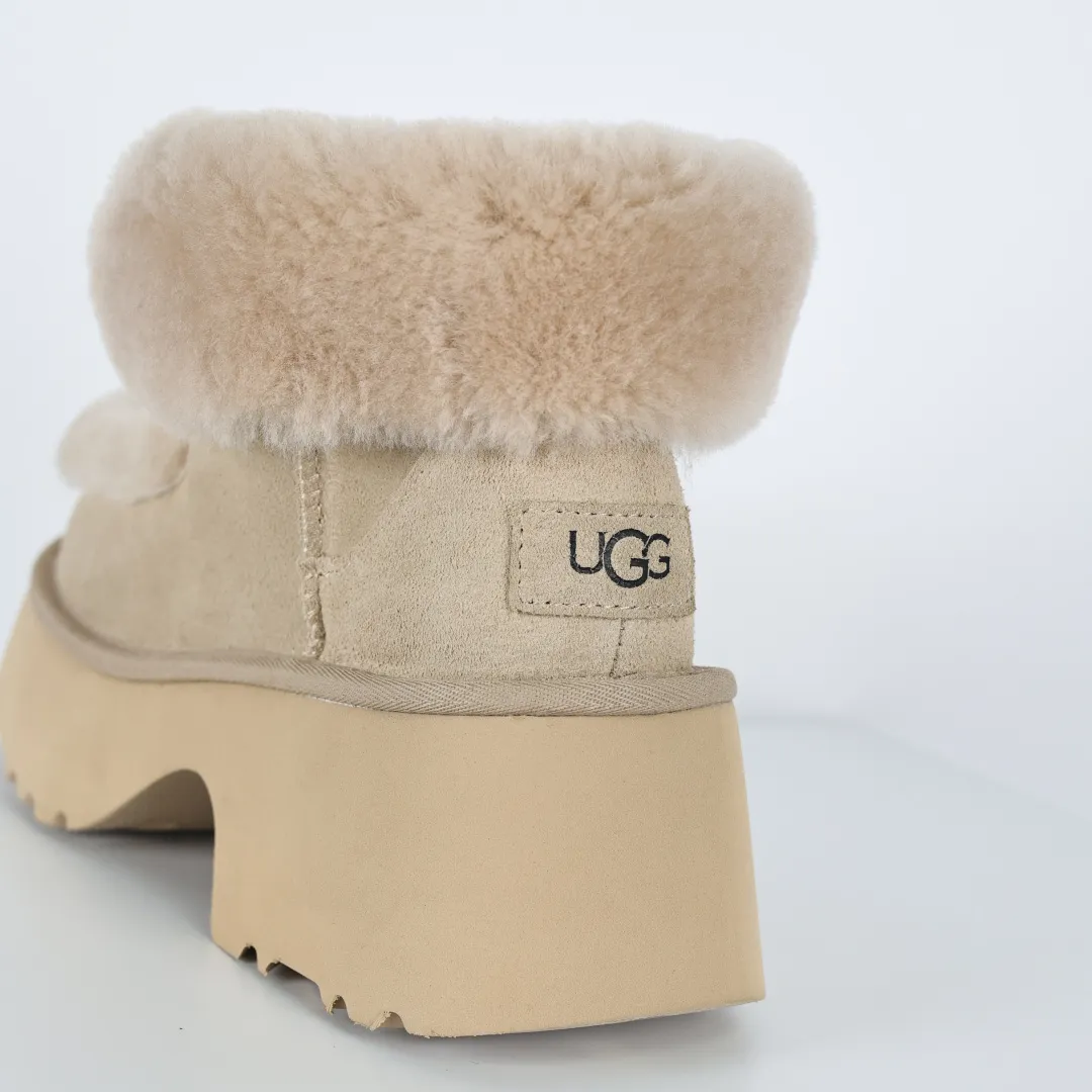 Pick up locally 💰700 Core recommended good price Independently developed original outsole, cashmere insole, keeping warm in winter, suitable for home use. In recent years, uug has launched a style series, which is partially skewed towards the preferences of young consumers, and has also been at the forefront of fashion trends. Shoe body material, water-repellent coated suede upper, 17mm UGGPURE™ implanted wool insole, lightweight non-slip and comfortable rubber outsole, with brand LOGO, complete packaging, size: 35 36 37 38 39 40